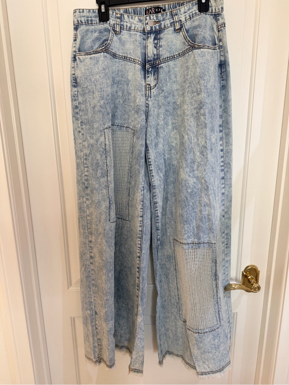 Light Wash Wide Leg Jeans with Patch Detail - BAR P X?